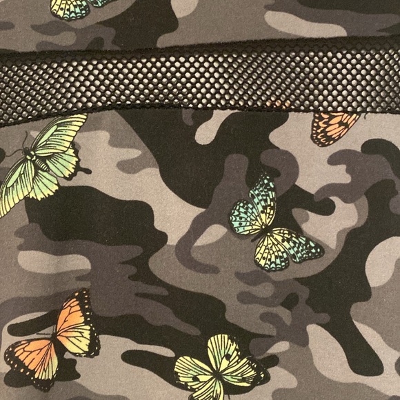 Cute crop top with butterflies - Picture 2 of 3